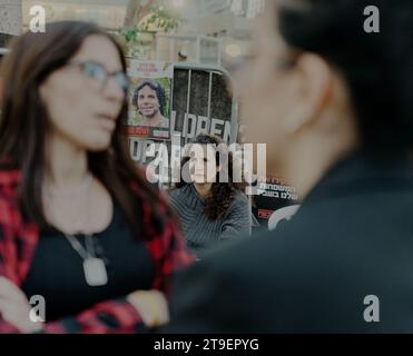 Tel Aviv, Tel Aviv, Israele. 23 novembre 2023. 23 novembre 2023: Madre Hadas Kalderon in attesa dei suoi due figli ed ex marito, la Kirya, nel centro di Tel Aviv. (Immagine di credito: © Ofir Berman/ZUMA Press Wire) SOLO USO EDITORIALE! Non per USO commerciale! Foto Stock