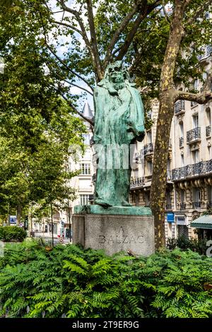 La statua dello scrittore francese Honoré de Balzac di Auguste Rodin in Boulevard Raspail, quartiere Montparnasse, centro di Parigi, Francia Foto Stock