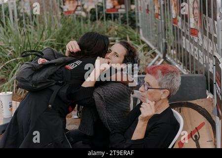 Tel Aviv, Tel Aviv, Israele. 23 novembre 2023. 23 novembre 2023: Madre Hadas Kalderon in attesa dei suoi due figli ed ex marito, la Kirya, nel centro di Tel Aviv. (Immagine di credito: © Ofir Berman/ZUMA Press Wire) SOLO USO EDITORIALE! Non per USO commerciale! Crediti: ZUMA Press, Inc./Alamy Live News Foto Stock