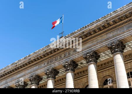 Dettaglio del Palais Brongniart, ex borsa valori, in stile neoclassico nel XIX secolo, in Place de la Bourse, centro di Parigi, Francia Foto Stock