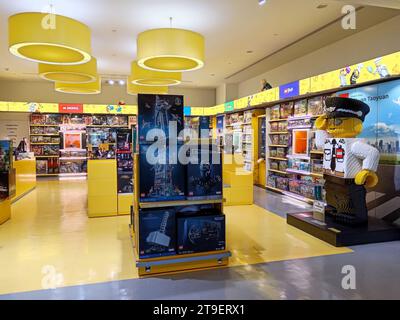Taipei, Taiwan - 18 novembre 2023: Negozio di vendita al dettaglio LEGO nel terminal delle partenze dell'aeroporto internazionale di Taoyuan situato a Taipei, Taiwan. Foto Stock