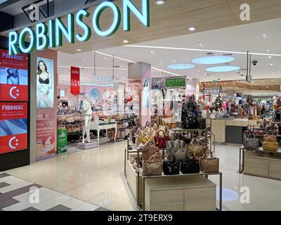 Bangkok, Thailandia - 18 novembre 2023: Interno del grande magazzino Robinson Handbag Borse in un centro commerciale situato a Bangkok, Thailandia. Foto Stock