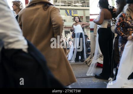 AMSTERDAM - parti interessate durante una vendita di costumi al National Opera and Ballet. La combinazione della società capitale vende 10.000 costumi, cappelli e scarpe, tutti indossati durante gli spettacoli. ANP JEROEN JUMELET netherlands Out - belgium Out Foto Stock