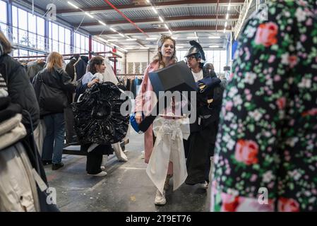 AMSTERDAM - parti interessate durante una vendita di costumi al National Opera and Ballet. La combinazione della società capitale vende 10.000 costumi, cappelli e scarpe, tutti indossati durante gli spettacoli. ANP JEROEN JUMELET netherlands Out - belgium Out Foto Stock