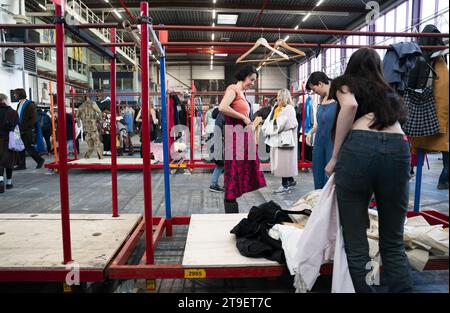 AMSTERDAM - parti interessate durante una vendita di costumi al National Opera and Ballet. La combinazione della società capitale vende 10.000 costumi, cappelli e scarpe, tutti indossati durante gli spettacoli. ANP JEROEN JUMELET netherlands Out - belgium Out Foto Stock