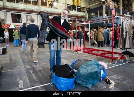 AMSTERDAM - parti interessate durante una vendita di costumi al National Opera and Ballet. La combinazione della società capitale vende 10.000 costumi, cappelli e scarpe, tutti indossati durante gli spettacoli. ANP JEROEN JUMELET netherlands Out - belgium Out Foto Stock