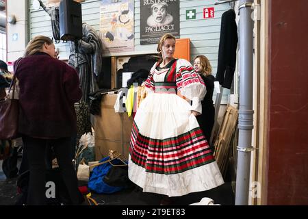 AMSTERDAM - parti interessate durante una vendita di costumi al National Opera and Ballet. La combinazione della società capitale vende 10.000 costumi, cappelli e scarpe, tutti indossati durante gli spettacoli. ANP JEROEN JUMELET netherlands Out - belgium Out Foto Stock