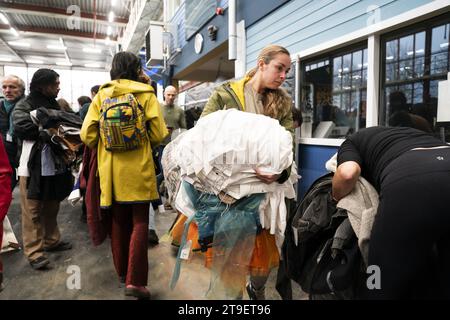 AMSTERDAM - parti interessate durante una vendita di costumi al National Opera and Ballet. La combinazione della società capitale vende 10.000 costumi, cappelli e scarpe, tutti indossati durante gli spettacoli. ANP JEROEN JUMELET netherlands Out - belgium Out Foto Stock