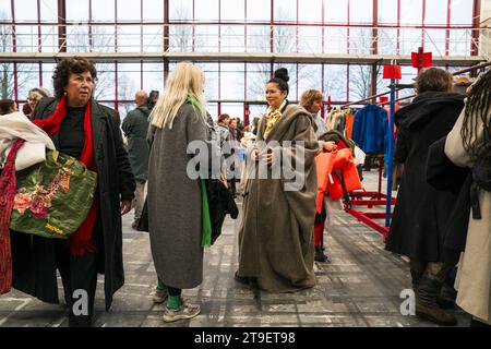 AMSTERDAM - parti interessate durante una vendita di costumi al National Opera and Ballet. La combinazione della società capitale vende 10.000 costumi, cappelli e scarpe, tutti indossati durante gli spettacoli. ANP JEROEN JUMELET netherlands Out - belgium Out Foto Stock