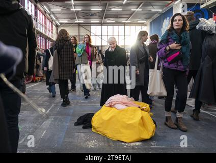 AMSTERDAM - parti interessate durante una vendita di costumi al National Opera and Ballet. La combinazione della società capitale vende 10.000 costumi, cappelli e scarpe, tutti indossati durante gli spettacoli. ANP JEROEN JUMELET netherlands Out - belgium Out Foto Stock