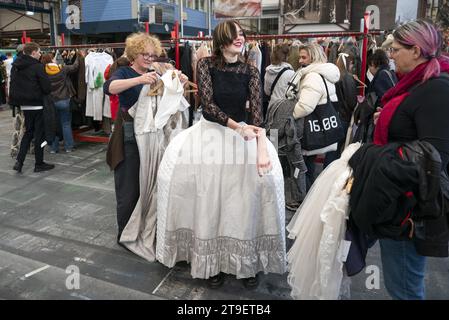 AMSTERDAM - parti interessate durante una vendita di costumi al National Opera and Ballet. La combinazione della società capitale vende 10.000 costumi, cappelli e scarpe, tutti indossati durante gli spettacoli. ANP JEROEN JUMELET netherlands Out - belgium Out Foto Stock