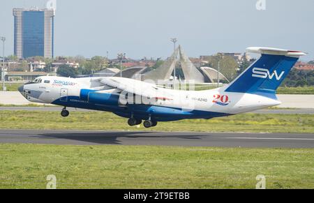 ISTANBUL, TURKIYE - 29 APRILE 2023: Decollo Silk Way Airlines Ilyushin il-76TD (1043419632) dall'aeroporto Ataturk di Istanbul Foto Stock