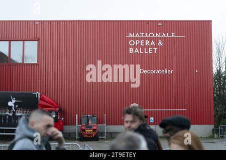 AMSTERDAM - parti interessate durante una vendita di costumi al National Opera and Ballet. La combinazione della società capitale vende 10.000 costumi, cappelli e scarpe, tutti indossati durante gli spettacoli. ANP JEROEN JUMELET netherlands Out - belgium Out Foto Stock