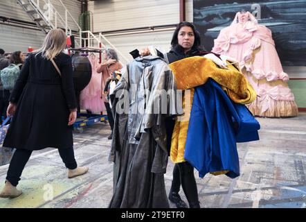 AMSTERDAM - parti interessate durante una vendita di costumi al National Opera and Ballet. La combinazione della società capitale vende 10.000 costumi, cappelli e scarpe, tutti indossati durante gli spettacoli. ANP JEROEN JUMELET netherlands Out - belgium Out Foto Stock