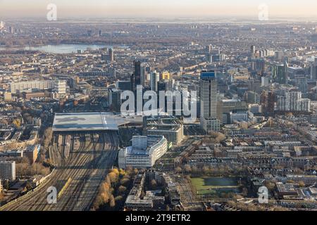 Vista aerea della città olandese di Rotterdam con l'area residenziale e la stazione ferroviaria principale Foto Stock