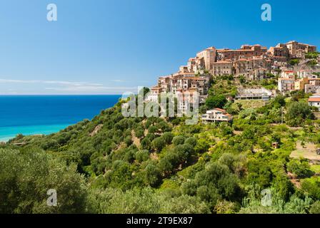 Vista panoramica di Pisciotta, un piccolo villaggio nel parco nazionale del Cilento nel sud Italia Foto Stock