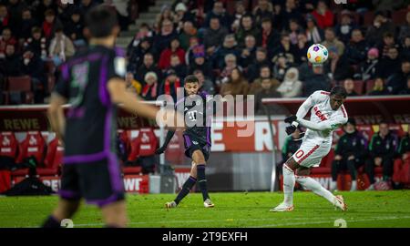 Colonia, Germania. 24 novembre 2023. Noussair Mazraoui (Monaco) 1. FC Köln - FC Bayern München 24.11.2023 Copyright (nur für journalistische Zwecke) Foto Stock