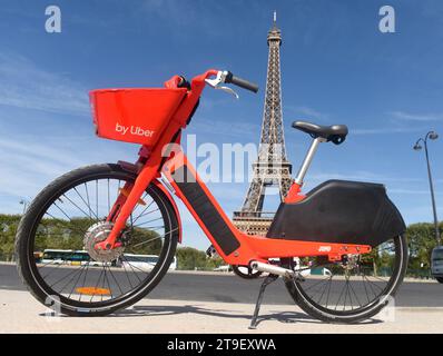 Parigi, Francia - 30 agosto 2019: Il SALTO in bicicletta elettrica (di proprietà di Uber), vicino alla Torre Eiffel a Parigi, Francia. Foto Stock