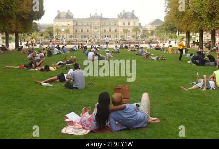 Parigi, Francia - 27 agosto 2019: Un popolo che riposa sul prato nei Giardini del Lussemburgo a Parigi. Foto Stock