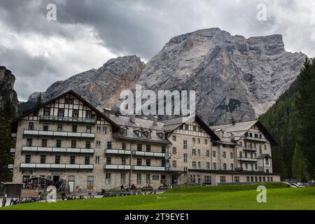 Hotel Lago di Braies con la Croda del becco sullo sfondo. Splendido hotel nel parco naturale Fanes-Senes-Braies. Natura mozzafiato delle Dolomiti. Foto Stock