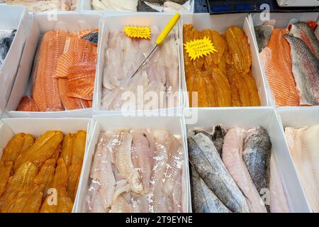 Diversi tipi di filetti di pesce in vendita in un mercato Foto Stock