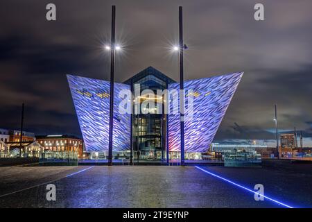 Belfast, Irlanda del Nord - 3 novembre 2023: Il Titanic Belfast Museum illuminato di notte Foto Stock