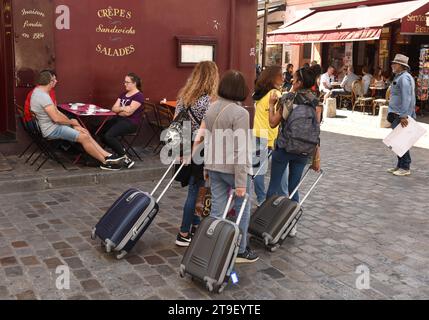 Parigi, Francia - 2 settembre 2019: Un turista con valigie a Montmartre a Parigi. Foto Stock