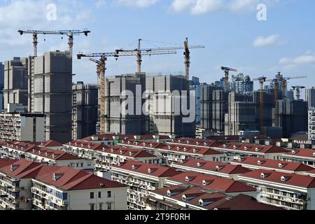 SHANGHAI, CINA - 25 NOVEMBRE 2023 - diversi grattacieli residenziali sono in costruzione a Shanghai, Cina, 25 novembre 2023. Foto Stock