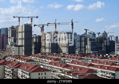 SHANGHAI, CINA - 25 NOVEMBRE 2023 - diversi grattacieli residenziali sono in costruzione a Shanghai, Cina, 25 novembre 2023. Foto Stock