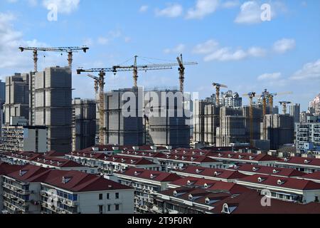 SHANGHAI, CINA - 25 NOVEMBRE 2023 - diversi grattacieli residenziali sono in costruzione a Shanghai, Cina, 25 novembre 2023. Foto Stock