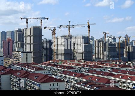 SHANGHAI, CINA - 25 NOVEMBRE 2023 - diversi grattacieli residenziali sono in costruzione a Shanghai, Cina, 25 novembre 2023. Foto Stock
