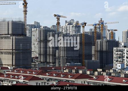 SHANGHAI, CINA - 25 NOVEMBRE 2023 - diversi grattacieli residenziali sono in costruzione a Shanghai, Cina, 25 novembre 2023. Foto Stock