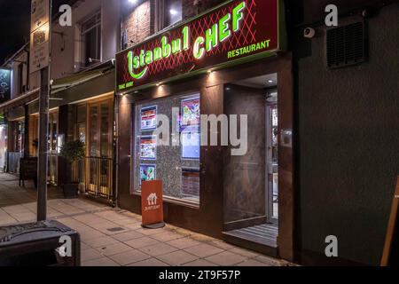 Venerdì sera sulla Wellingborough Road prima della folla git Out a Northampton, Northants, Inghilterra, Regno Unito. Foto Stock