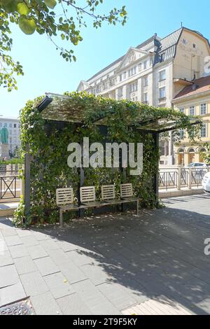 Budapest, Stadtgestaltung, begrünte Bushaltestelle, Jozsef Nador ter // Budapest, Public Space Design, Green Busstop, Jozsef Nador ter Foto Stock