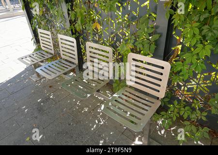 Budapest, Stadtgestaltung, begrünte Bushaltestelle, Jozsef Nador ter // Budapest, Public Space Design, Green Busstop, Jozsef Nador ter Foto Stock