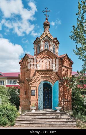 Yelabuga, Russia - 18 giugno 2023: Cappella di Alexander Nevsky. Edificio ottagonale in mattoni dall'architettura eclettica, sormontato da una bassa tenda, 1877. Religione, Foto Stock