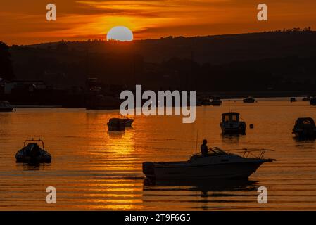 Courtmacsherry, West Cork, Irlanda. 9 settembre 2023 il sole tramonta in modo spettacolare su Courtmacsherry dopo una giornata di sole e temperature elevate. La n Foto Stock