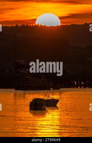 Courtmacsherry, West Cork, Irlanda. 9 settembre 2023 il sole tramonta in modo spettacolare su Courtmacsherry dopo una giornata di sole e temperature elevate. La n Foto Stock