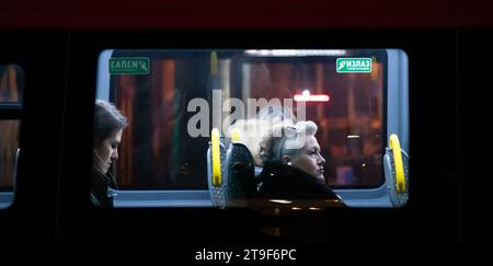 Belgrado, Serbia - 23 novembre 2023: Passeggeri donne seduti sul finestrino mentre viaggiano in un autobus cittadino di notte Foto Stock