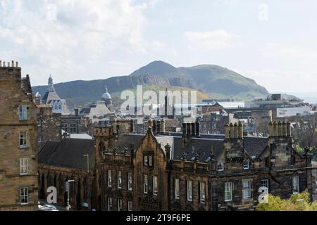 Edimburgo, Scozia, Regno Unito. 19 aprile 2023. REGNO UNITO. Arthur's Seat, visto dal Royal Mile, Edimburgo. Foto Stock