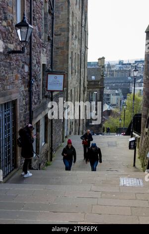 Edimburgo, Scozia, Regno Unito. 19 aprile 2023. REGNO UNITO. Il Royal Mile, Edimburgo. Foto Stock