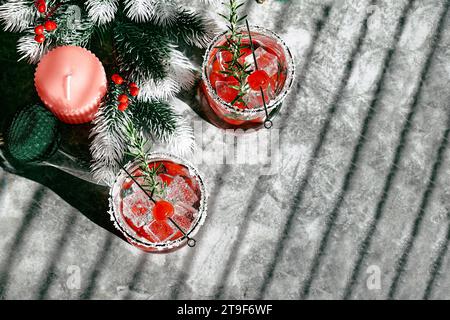 Cocktail di mirtilli di Natale. Deliziosa bevanda alcolica ghiacciata con frutti di bosco e ghiaccio. Mocktail festivo per le vacanze invernali. Foto Stock