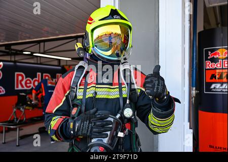 Valencia, Spagna. 25 novembre 2023. Vigile del fuoco in uniforme durante il Gran Premio di Spagna MotoGP 2023 - Gran Premio Motul de la Comunitat Valenciana - Paddock and Box, Campionato del mondo MotoGP a Valencia, Spagna, novembre 25 2023 crediti: Agenzia fotografica indipendente/Alamy Live News Foto Stock