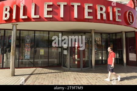 Parigi, Francia - 2 settembre 2019: Un uomo vicino alla biglietteria (Folie Info-Billetterie) vicino alla grande halle de la Villette a Parigi, Francia. Foto Stock