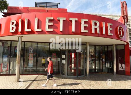 Parigi, Francia - 2 settembre 2019: Un uomo vicino alla biglietteria (Folie Info-Billetterie) vicino alla grande halle de la Villette a Parigi, Francia. Foto Stock