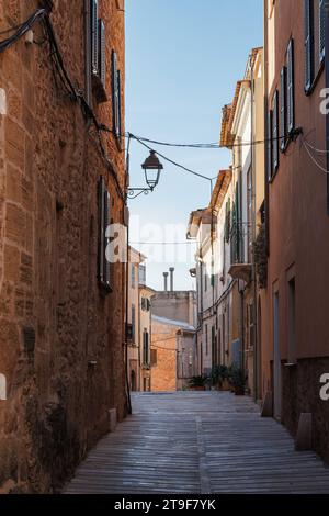 Alcudia Street. Tipico centro storico di Maiorca con una strada stretta e edifici in pietra Foto Stock