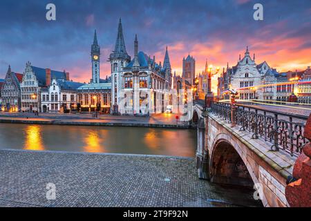 Gand, Belgio, città vecchia, paesaggio urbano del Graslei all'alba. Foto Stock