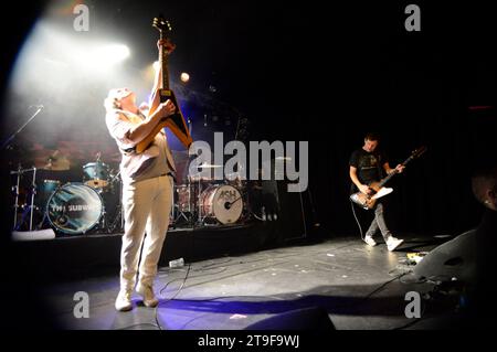 Tim Wheeler, Rick McMurray e Mark Hamilton von Ash live im Kulturzentrum Faust 23.11.2023 *** Tim Wheeler, Rick McMurray e Mark Hamilton degli Ash live al Kulturzentrum Faust 23 11 2023 foto:XR.xKeuntjex/xFuturexImagex ash 3110 credito: Imago/Alamy Live News Foto Stock