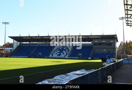 Vista generale all'interno dello stadio durante la partita di Sky Bet League 2 tra Colchester United e Barrow al Weston Homes Community Stadium, Colchester sabato 25 novembre 2023. (Foto: Kevin Hodgson | mi News) crediti: MI News & Sport /Alamy Live News Foto Stock