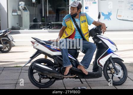 SAMUT PRAKAN, THAILANDIA, 30 2023 settembre, autista di taxi in moto in attesa dei passeggeri Foto Stock